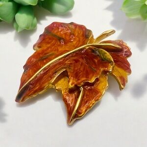 Nice Vintage Double Maple Leaf Brooch Gold Tone With Enamel